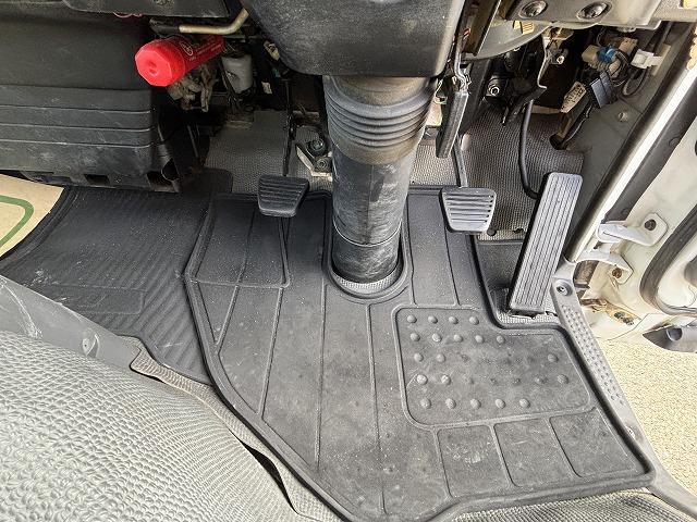 エルフトラック クレーン付平ボディ 上物タダノ製 4段ブーム ラジコン(無線) 2.6t吊り フックイン 荷台寸法371×180×38 標準ロングボディ 荷台床鉄板/板張り 積載2t アオリ5方開(22枚目)