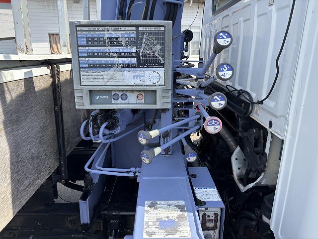 エルフトラック クレーン付平ボディ 上物タダノ製 4段ブーム ラジコン(無線) 2.6t吊り フックイン 荷台寸法371×180×38 標準ロングボディ 荷台床鉄板/板張り 積載2t アオリ5方開(25枚目)