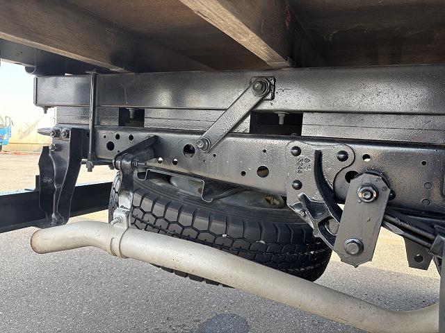 エルフトラック クレーン付平ボディ 上物タダノ製 4段ブーム ラジコン(無線) 2.6t吊り フックイン 荷台寸法371×180×38 標準ロングボディ 荷台床鉄板/板張り 積載2t アオリ5方開(73枚目)