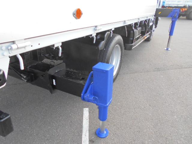 エルフトラック クレーン付き平ボディ 上物タダノ製 5段ブーム ラジコン(無線) フックイン 2.6t吊り リアジャッキ付 ワイドロングボディ 荷台寸法365x207x38 荷台床縞鉄板張り アルミブロック(27枚目)