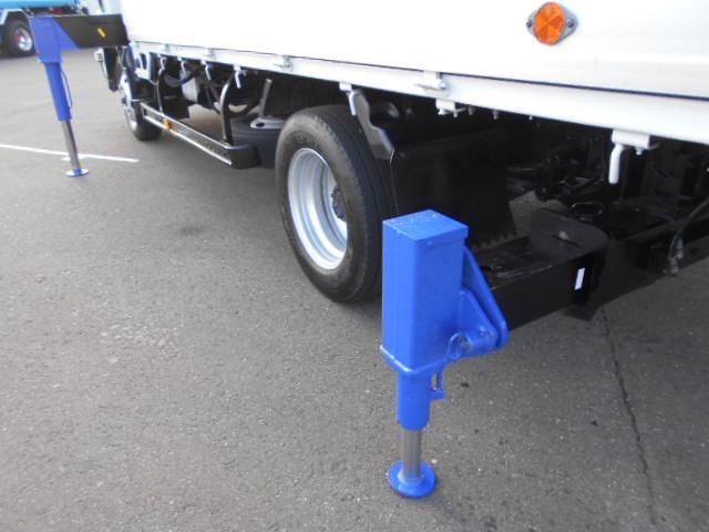 エルフトラック クレーン付き平ボディ 上物タダノ製 5段ブーム ラジコン(無線) フックイン 2.6t吊り リアジャッキ付 ワイドロングボディ 荷台寸法365x207x38 荷台床縞鉄板張り アルミブロック(28枚目)