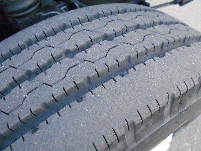 エルフトラック クレーン付き平ボディ 上物タダノ製 5段ブーム ラジコン(無線) フックイン 2.6t吊り リアジャッキ付 ワイドロングボディ 荷台寸法365x207x38 荷台床縞鉄板張り アルミブロック(45枚目)