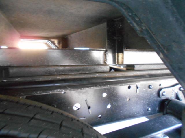 エルフトラック クレーン付き平ボディ 上物タダノ製 5段ブーム ラジコン(無線) フックイン 2.6t吊り リアジャッキ付 ワイドロングボディ 荷台寸法365x207x38 荷台床縞鉄板張り アルミブロック(63枚目)