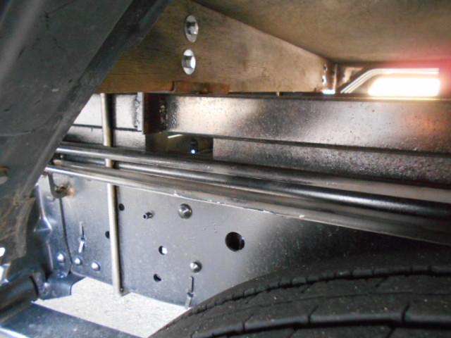 エルフトラック クレーン付き平ボディ 上物タダノ製 5段ブーム ラジコン(無線) フックイン 2.6t吊り リアジャッキ付 ワイドロングボディ 荷台寸法365x207x38 荷台床縞鉄板張り アルミブロック(73枚目)