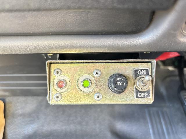 エルフトラック 移動販売車 積載1.6t 冷蔵ショーケース付 -20℃設定(-14℃まで確認済み) 商品棚付 給水蛇口付 5速ミッション 走行5.1万km 燃焼不要♪(18枚目)