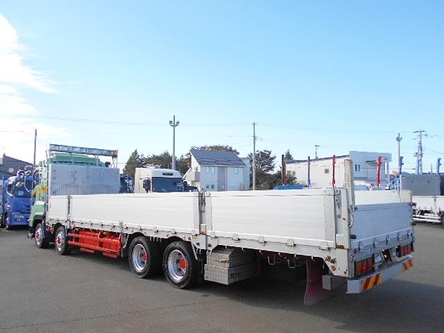 ギガ 　アルミブロック平ボディ　上物山田車体工業　４軸低床　積載１３．５ｔ　荷台寸法９５０×２４１×６８　荷台床木張り　アオリ７方開　アオリ開閉サポート　センターフック５ヶ所　スタンションホール１１ヶ所（4枚目）