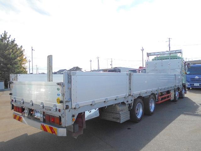 ギガ 　アルミブロック平ボディ　上物山田車体工業　４軸低床　積載１３．５ｔ　荷台寸法９５０×２４１×６８　荷台床木張り　アオリ７方開　アオリ開閉サポート　センターフック５ヶ所　スタンションホール１１ヶ所（5枚目）