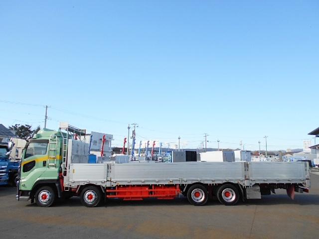 ギガ 　アルミブロック平ボディ　上物山田車体工業　４軸低床　積載１３．５ｔ　荷台寸法９５０×２４１×６８　荷台床木張り　アオリ７方開　アオリ開閉サポート　センターフック５ヶ所　スタンションホール１１ヶ所（8枚目）