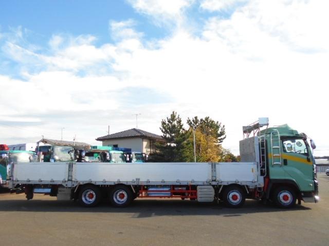 ギガ 　アルミブロック平ボディ　上物山田車体工業　４軸低床　積載１３．５ｔ　荷台寸法９５０×２４１×６８　荷台床木張り　アオリ７方開　アオリ開閉サポート　センターフック５ヶ所　スタンションホール１１ヶ所（9枚目）