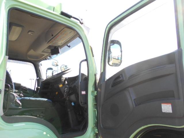 ギガ 　アルミブロック平ボディ　上物山田車体工業　４軸低床　積載１３．５ｔ　荷台寸法９５０×２４１×６８　荷台床木張り　アオリ７方開　アオリ開閉サポート　センターフック５ヶ所　スタンションホール１１ヶ所（10枚目）