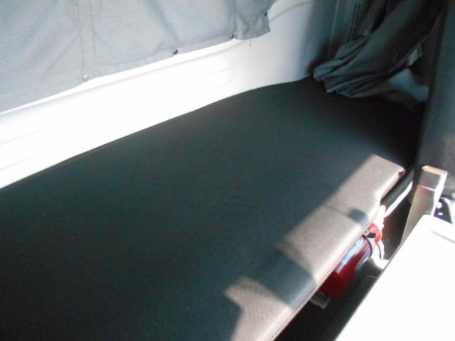 ギガ 　アルミブロック平ボディ　上物山田車体工業　４軸低床　積載１３．５ｔ　荷台寸法９５０×２４１×６８　荷台床木張り　アオリ７方開　アオリ開閉サポート　センターフック５ヶ所　スタンションホール１１ヶ所（12枚目）