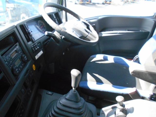 ギガ 　アルミブロック平ボディ　上物山田車体工業　４軸低床　積載１３．５ｔ　荷台寸法９５０×２４１×６８　荷台床木張り　アオリ７方開　アオリ開閉サポート　センターフック５ヶ所　スタンションホール１１ヶ所（14枚目）