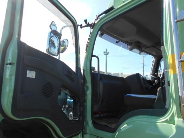 ギガ 　アルミブロック平ボディ　上物山田車体工業　４軸低床　積載１３．５ｔ　荷台寸法９５０×２４１×６８　荷台床木張り　アオリ７方開　アオリ開閉サポート　センターフック５ヶ所　スタンションホール１１ヶ所（15枚目）