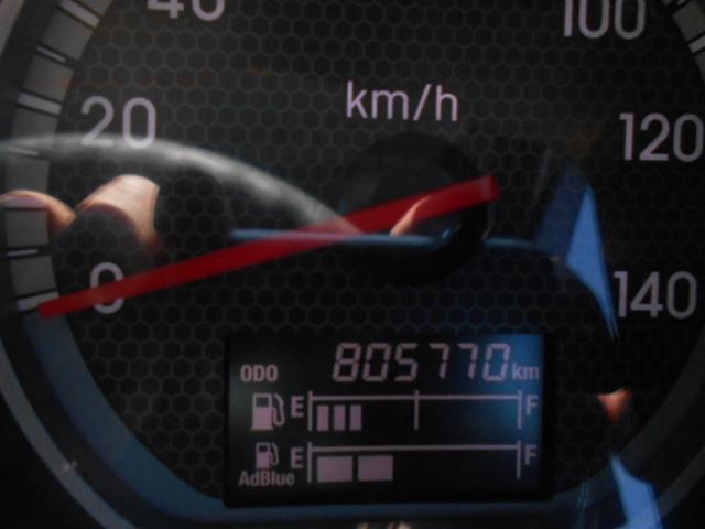 ギガ 　アルミブロック平ボディ　上物山田車体工業　４軸低床　積載１３．５ｔ　荷台寸法９５０×２４１×６８　荷台床木張り　アオリ７方開　アオリ開閉サポート　センターフック５ヶ所　スタンションホール１１ヶ所（16枚目）