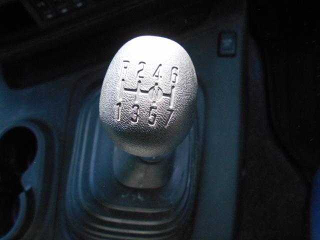 ギガ 　アルミブロック平ボディ　上物山田車体工業　４軸低床　積載１３．５ｔ　荷台寸法９５０×２４１×６８　荷台床木張り　アオリ７方開　アオリ開閉サポート　センターフック５ヶ所　スタンションホール１１ヶ所（17枚目）