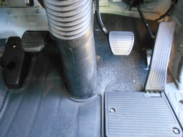 ギガ 　アルミブロック平ボディ　上物山田車体工業　４軸低床　積載１３．５ｔ　荷台寸法９５０×２４１×６８　荷台床木張り　アオリ７方開　アオリ開閉サポート　センターフック５ヶ所　スタンションホール１１ヶ所（18枚目）