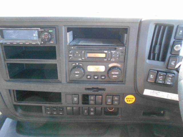 ギガ 　アルミブロック平ボディ　上物山田車体工業　４軸低床　積載１３．５ｔ　荷台寸法９５０×２４１×６８　荷台床木張り　アオリ７方開　アオリ開閉サポート　センターフック５ヶ所　スタンションホール１１ヶ所（21枚目）