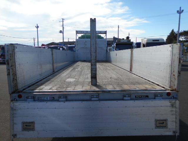 ギガ 　アルミブロック平ボディ　上物山田車体工業　４軸低床　積載１３．５ｔ　荷台寸法９５０×２４１×６８　荷台床木張り　アオリ７方開　アオリ開閉サポート　センターフック５ヶ所　スタンションホール１１ヶ所（22枚目）