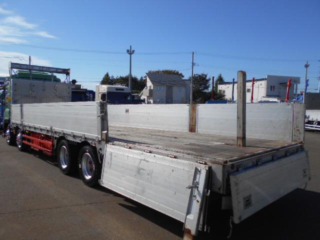 ギガ 　アルミブロック平ボディ　上物山田車体工業　４軸低床　積載１３．５ｔ　荷台寸法９５０×２４１×６８　荷台床木張り　アオリ７方開　アオリ開閉サポート　センターフック５ヶ所　スタンションホール１１ヶ所（23枚目）