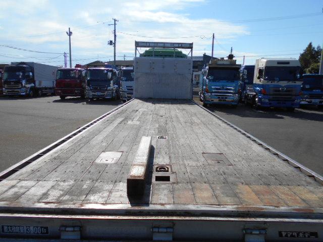 ギガ 　アルミブロック平ボディ　上物山田車体工業　４軸低床　積載１３．５ｔ　荷台寸法９５０×２４１×６８　荷台床木張り　アオリ７方開　アオリ開閉サポート　センターフック５ヶ所　スタンションホール１１ヶ所（24枚目）
