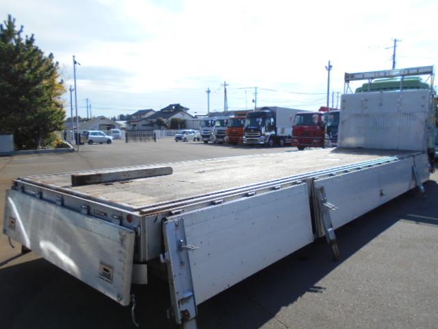 ギガ 　アルミブロック平ボディ　上物山田車体工業　４軸低床　積載１３．５ｔ　荷台寸法９５０×２４１×６８　荷台床木張り　アオリ７方開　アオリ開閉サポート　センターフック５ヶ所　スタンションホール１１ヶ所（25枚目）