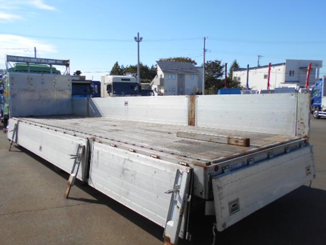 ギガ 　アルミブロック平ボディ　上物山田車体工業　４軸低床　積載１３．５ｔ　荷台寸法９５０×２４１×６８　荷台床木張り　アオリ７方開　アオリ開閉サポート　センターフック５ヶ所　スタンションホール１１ヶ所（26枚目）