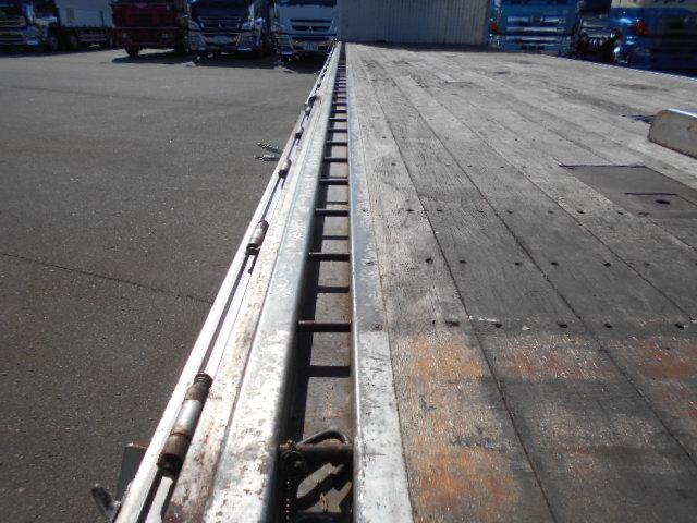 ギガ 　アルミブロック平ボディ　上物山田車体工業　４軸低床　積載１３．５ｔ　荷台寸法９５０×２４１×６８　荷台床木張り　アオリ７方開　アオリ開閉サポート　センターフック５ヶ所　スタンションホール１１ヶ所（27枚目）