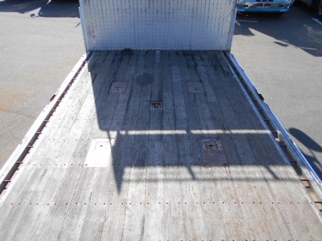 ギガ 　アルミブロック平ボディ　上物山田車体工業　４軸低床　積載１３．５ｔ　荷台寸法９５０×２４１×６８　荷台床木張り　アオリ７方開　アオリ開閉サポート　センターフック５ヶ所　スタンションホール１１ヶ所（28枚目）