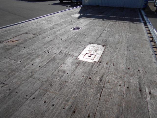 ギガ 　アルミブロック平ボディ　上物山田車体工業　４軸低床　積載１３．５ｔ　荷台寸法９５０×２４１×６８　荷台床木張り　アオリ７方開　アオリ開閉サポート　センターフック５ヶ所　スタンションホール１１ヶ所（29枚目）