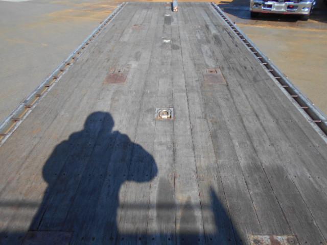 ギガ 　アルミブロック平ボディ　上物山田車体工業　４軸低床　積載１３．５ｔ　荷台寸法９５０×２４１×６８　荷台床木張り　アオリ７方開　アオリ開閉サポート　センターフック５ヶ所　スタンションホール１１ヶ所（30枚目）