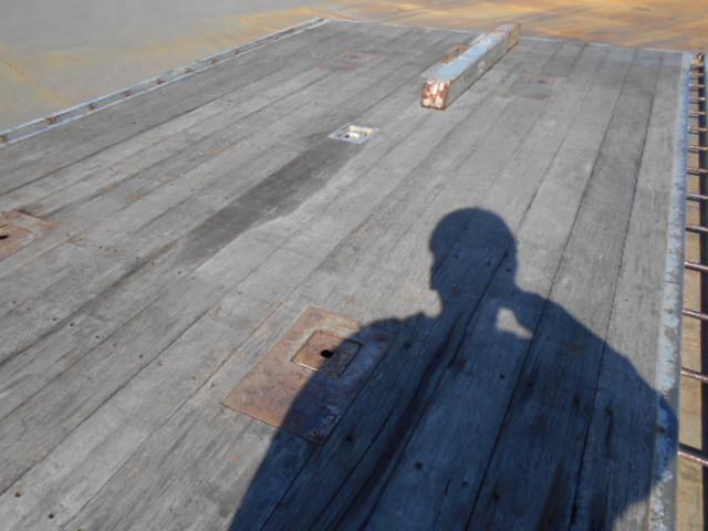 ギガ 　アルミブロック平ボディ　上物山田車体工業　４軸低床　積載１３．５ｔ　荷台寸法９５０×２４１×６８　荷台床木張り　アオリ７方開　アオリ開閉サポート　センターフック５ヶ所　スタンションホール１１ヶ所（31枚目）