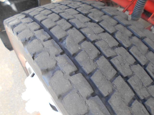 ギガ 　アルミブロック平ボディ　上物山田車体工業　４軸低床　積載１３．５ｔ　荷台寸法９５０×２４１×６８　荷台床木張り　アオリ７方開　アオリ開閉サポート　センターフック５ヶ所　スタンションホール１１ヶ所（32枚目）