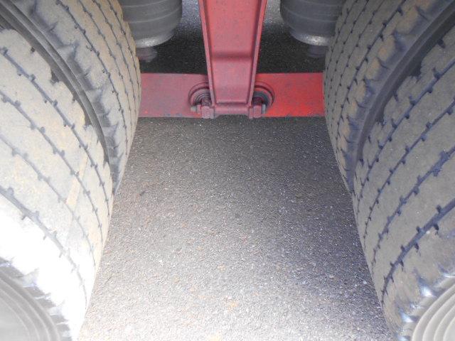 ギガ 　アルミブロック平ボディ　上物山田車体工業　４軸低床　積載１３．５ｔ　荷台寸法９５０×２４１×６８　荷台床木張り　アオリ７方開　アオリ開閉サポート　センターフック５ヶ所　スタンションホール１１ヶ所（33枚目）