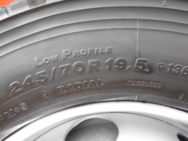 ギガ 　アルミブロック平ボディ　上物山田車体工業　４軸低床　積載１３．５ｔ　荷台寸法９５０×２４１×６８　荷台床木張り　アオリ７方開　アオリ開閉サポート　センターフック５ヶ所　スタンションホール１１ヶ所（34枚目）