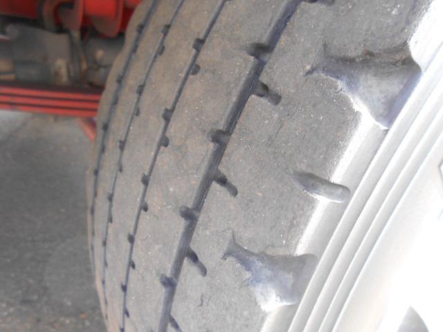 ギガ 　アルミブロック平ボディ　上物山田車体工業　４軸低床　積載１３．５ｔ　荷台寸法９５０×２４１×６８　荷台床木張り　アオリ７方開　アオリ開閉サポート　センターフック５ヶ所　スタンションホール１１ヶ所（37枚目）