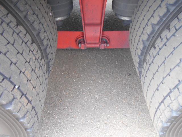 ギガ 　アルミブロック平ボディ　上物山田車体工業　４軸低床　積載１３．５ｔ　荷台寸法９５０×２４１×６８　荷台床木張り　アオリ７方開　アオリ開閉サポート　センターフック５ヶ所　スタンションホール１１ヶ所（38枚目）