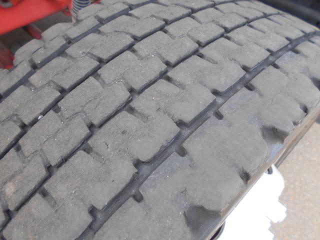 ギガ 　アルミブロック平ボディ　上物山田車体工業　４軸低床　積載１３．５ｔ　荷台寸法９５０×２４１×６８　荷台床木張り　アオリ７方開　アオリ開閉サポート　センターフック５ヶ所　スタンションホール１１ヶ所（39枚目）