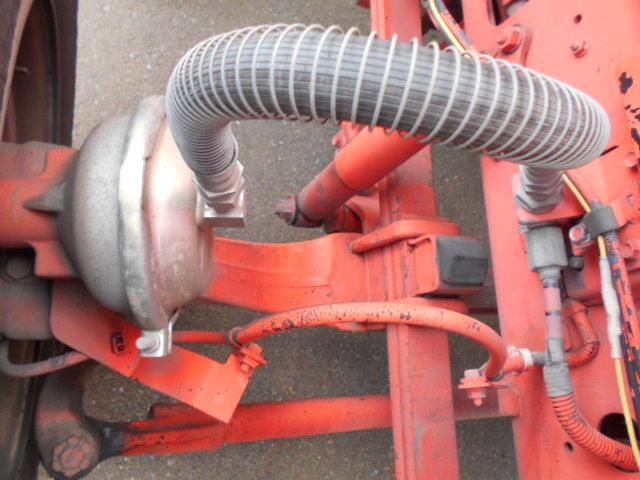 ギガ 　アルミブロック平ボディ　上物山田車体工業　４軸低床　積載１３．５ｔ　荷台寸法９５０×２４１×６８　荷台床木張り　アオリ７方開　アオリ開閉サポート　センターフック５ヶ所　スタンションホール１１ヶ所（40枚目）