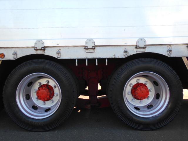 ギガ 　アルミブロック平ボディ　上物山田車体工業　４軸低床　積載１３．５ｔ　荷台寸法９５０×２４１×６８　荷台床木張り　アオリ７方開　アオリ開閉サポート　センターフック５ヶ所　スタンションホール１１ヶ所（41枚目）