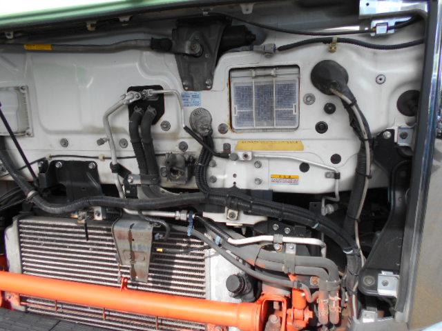 ギガ 　アルミブロック平ボディ　上物山田車体工業　４軸低床　積載１３．５ｔ　荷台寸法９５０×２４１×６８　荷台床木張り　アオリ７方開　アオリ開閉サポート　センターフック５ヶ所　スタンションホール１１ヶ所（47枚目）