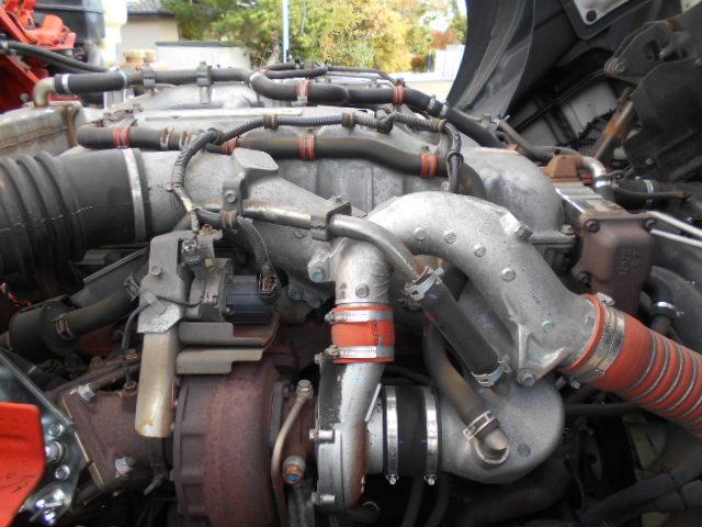 ギガ 　アルミブロック平ボディ　上物山田車体工業　４軸低床　積載１３．５ｔ　荷台寸法９５０×２４１×６８　荷台床木張り　アオリ７方開　アオリ開閉サポート　センターフック５ヶ所　スタンションホール１１ヶ所（48枚目）