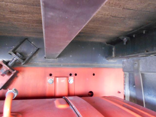 ギガ 　アルミブロック平ボディ　上物山田車体工業　４軸低床　積載１３．５ｔ　荷台寸法９５０×２４１×６８　荷台床木張り　アオリ７方開　アオリ開閉サポート　センターフック５ヶ所　スタンションホール１１ヶ所（62枚目）