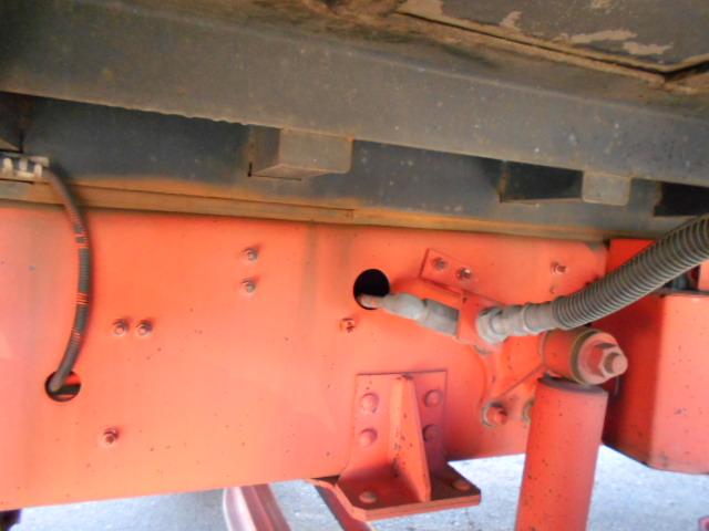 ギガ 　アルミブロック平ボディ　上物山田車体工業　４軸低床　積載１３．５ｔ　荷台寸法９５０×２４１×６８　荷台床木張り　アオリ７方開　アオリ開閉サポート　センターフック５ヶ所　スタンションホール１１ヶ所（63枚目）