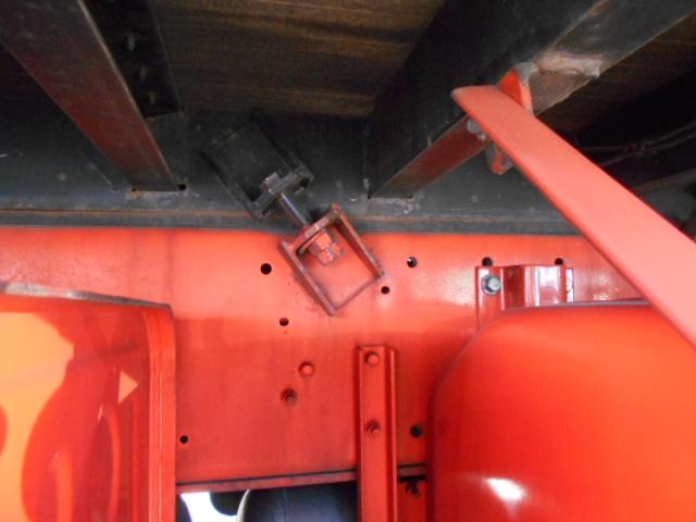 ギガ 　アルミブロック平ボディ　上物山田車体工業　４軸低床　積載１３．５ｔ　荷台寸法９５０×２４１×６８　荷台床木張り　アオリ７方開　アオリ開閉サポート　センターフック５ヶ所　スタンションホール１１ヶ所（65枚目）