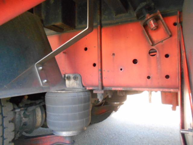 ギガ 　アルミブロック平ボディ　上物山田車体工業　４軸低床　積載１３．５ｔ　荷台寸法９５０×２４１×６８　荷台床木張り　アオリ７方開　アオリ開閉サポート　センターフック５ヶ所　スタンションホール１１ヶ所（67枚目）