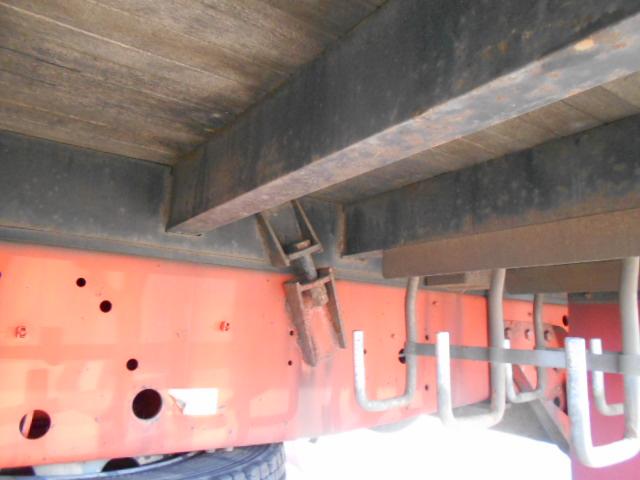 ギガ 　アルミブロック平ボディ　上物山田車体工業　４軸低床　積載１３．５ｔ　荷台寸法９５０×２４１×６８　荷台床木張り　アオリ７方開　アオリ開閉サポート　センターフック５ヶ所　スタンションホール１１ヶ所（70枚目）