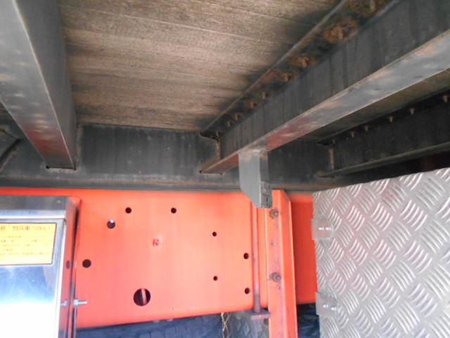 ギガ 　アルミブロック平ボディ　上物山田車体工業　４軸低床　積載１３．５ｔ　荷台寸法９５０×２４１×６８　荷台床木張り　アオリ７方開　アオリ開閉サポート　センターフック５ヶ所　スタンションホール１１ヶ所（71枚目）