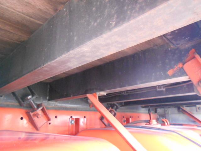 ギガ 　アルミブロック平ボディ　上物山田車体工業　４軸低床　積載１３．５ｔ　荷台寸法９５０×２４１×６８　荷台床木張り　アオリ７方開　アオリ開閉サポート　センターフック５ヶ所　スタンションホール１１ヶ所（72枚目）