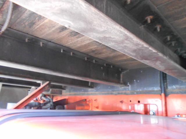 ギガ 　アルミブロック平ボディ　上物山田車体工業　４軸低床　積載１３．５ｔ　荷台寸法９５０×２４１×６８　荷台床木張り　アオリ７方開　アオリ開閉サポート　センターフック５ヶ所　スタンションホール１１ヶ所（73枚目）