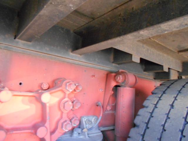 ギガ 　アルミブロック平ボディ　上物山田車体工業　４軸低床　積載１３．５ｔ　荷台寸法９５０×２４１×６８　荷台床木張り　アオリ７方開　アオリ開閉サポート　センターフック５ヶ所　スタンションホール１１ヶ所（75枚目）